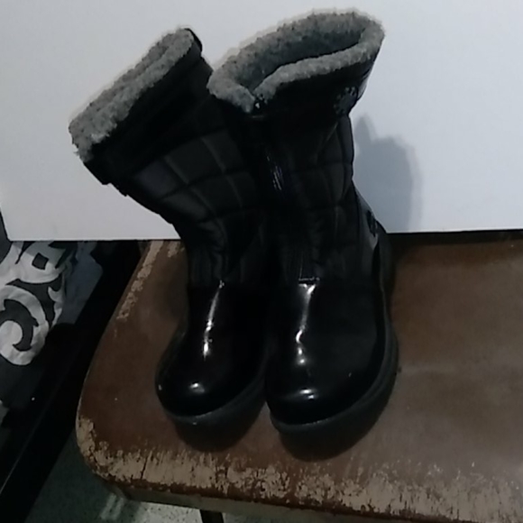 A pair of black boots - Picture 2 of 3